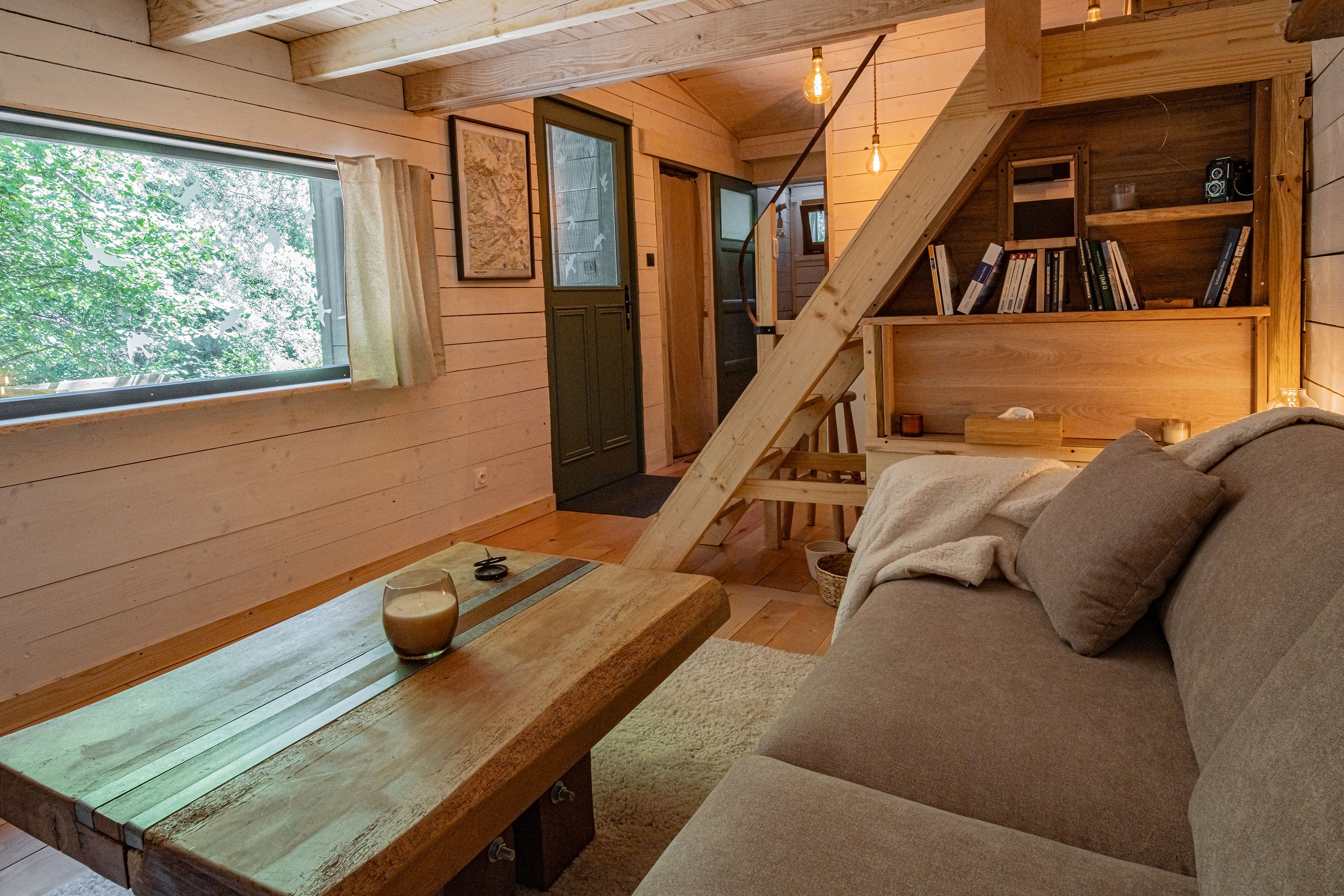 Intérieur chaleureux de chalet avec lumière douce